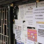 Cartelera en la tienda del cubano