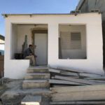 Bárbaro Ravelo sentado en el portal de su vivienda nueva / Foto: Mónica Baró