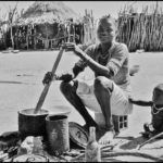 Joven nativa cocinando, Otchinjau, RPA 1988