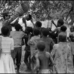 Oficial Cubano brinda ayuda a niños, Humbe RPA 1988