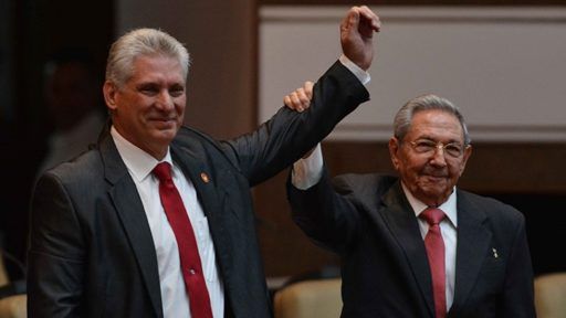 Raúl Castro y Miguel Díaz-Canel Bermúdez, electo nuevo Presidente de los Consejos de Estado y de Minstros de Cuba, durante la Sesión Constitutiva de la IX Legislatura de la Asamblea Nacional del Poder Popular / Foto: ACN