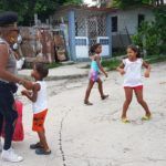 Argelia-saluda-a-niños-en-la-calle.