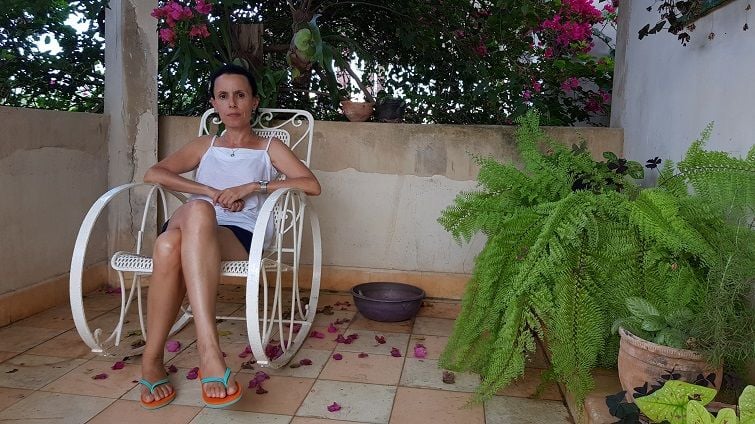 Omara Ruiz Urquiola en su casa tras su despido del Instituto Superior de Diseño de La Habana/ Foto: Abraham Jiménez Enoa.