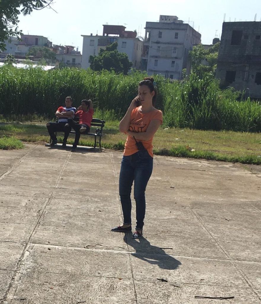 Protesta pacífica contra cierre de SNet. Parque de las Comunicaciones, La Habana. 10 de agosto de 2019/ Agente de Seguridad habla por celular, mientras enseña walkie-talkie en la cintura