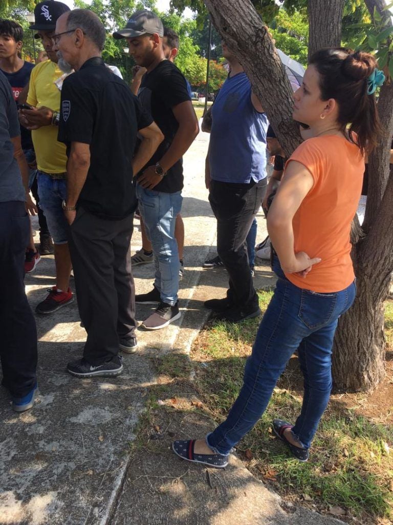 Protesta pacífica contra cierre de SNet. Parque de las Comunicaciones, La Habana. 10 de agosto de 2019/ En primer plano: agente de la Seguridad del Estado