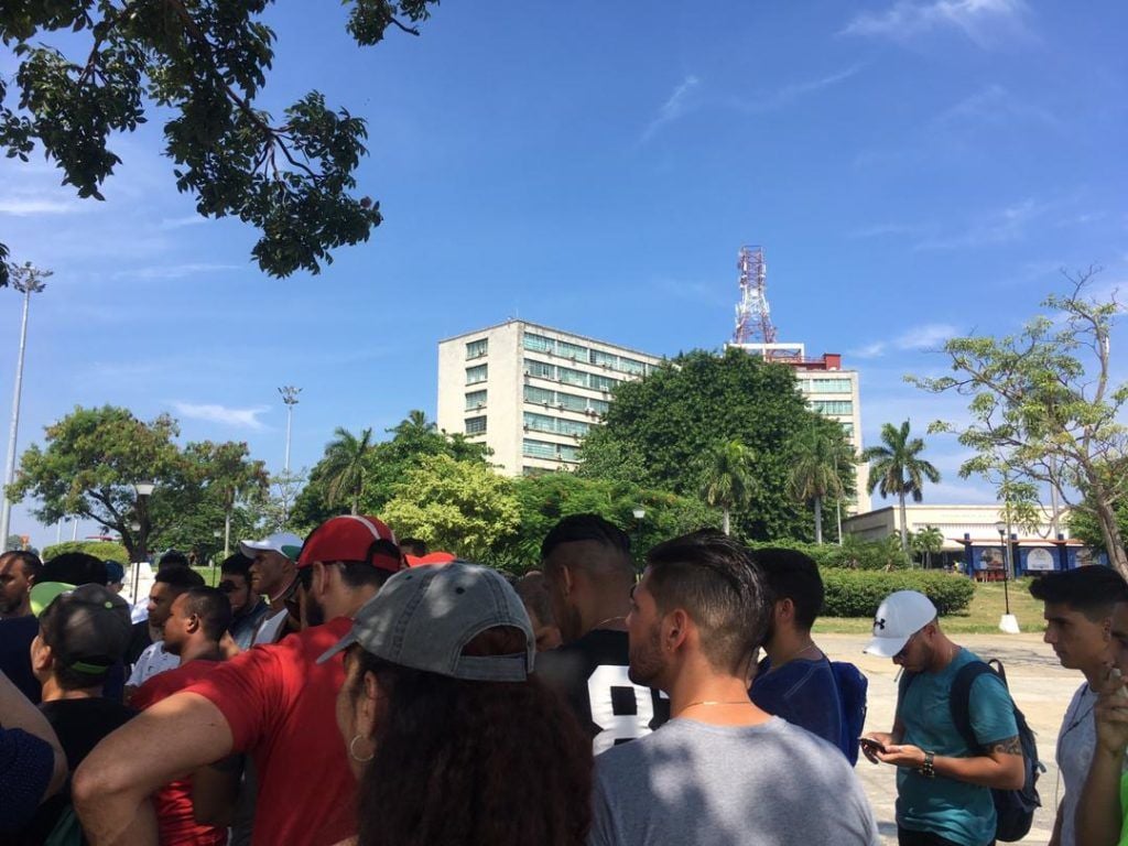 Protesta pacífica contra cierre de SNet. Parque de las Comunicaciones, La Habana. Al fondo: MINCOM. 10 de agosto de 2019/ Foto: Darío Alejandro Alemán.
