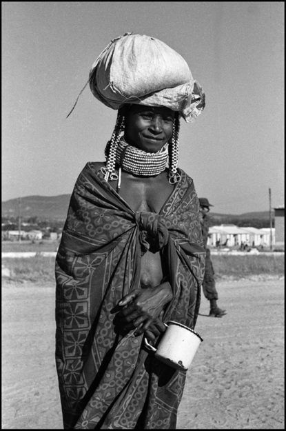 Juan Carlos Borjas. Angola: Retratos de la guerra III. (Mujer de la etnia Mumuila. Chibia, 1988).