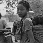 Niños-esperando-por-comida-Humbe-RPA-1988