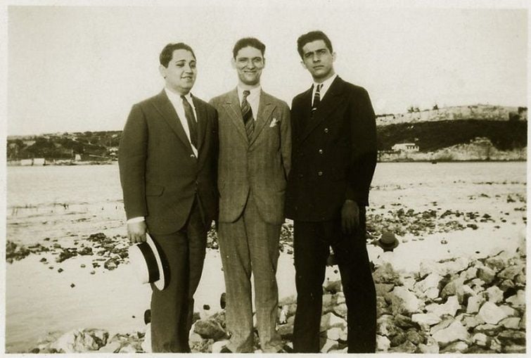 "Lezama a mediados de los años 30. En el extremo contrario al escritor, con un jipi en la mano, Emilio Rodríguez Correa. Al centro, el abogado Arturo Galletti Cabot."