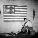 Jasper Johns en 1955 en su estudio de Pearl Street. Fotografía Robert Rauschenberg.