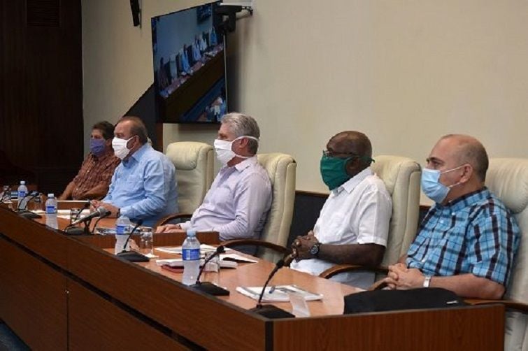 Una de las reuniones diarias que realizan los dirigentes cubanos con motivo del coronavirus / Foto: Estudios Revolución