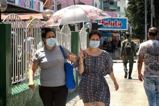 Cubanos se protegen del coronavirus / Foto: El Estornudo