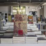 Un ejemplar de Los años de Orígenes, en la Librería del FCE Querétaro