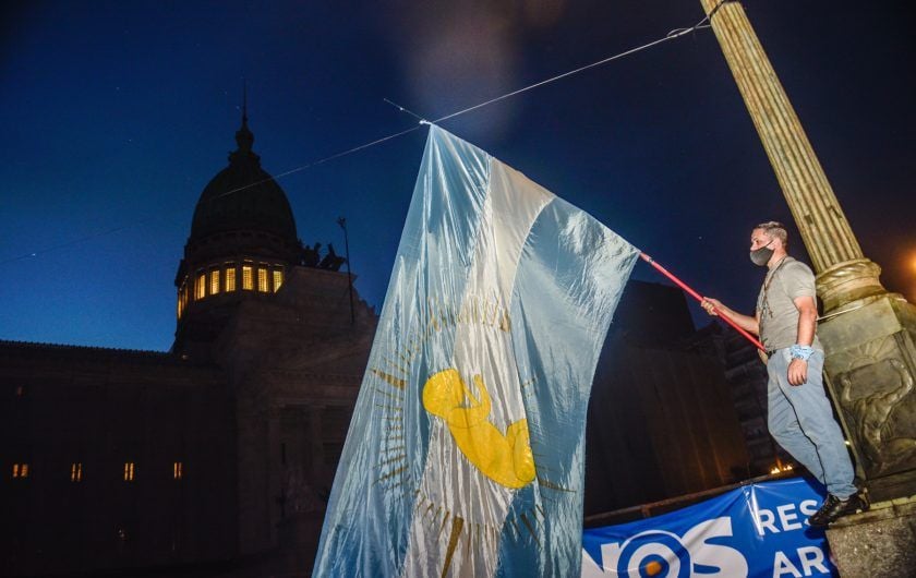 Kaloian Santos Cabrera. ¡Es Ley! (Imágenes tomadas en los alrededores del Congreso de la Nación en Buenos Aires; 29-30 de diciembre de 2020).