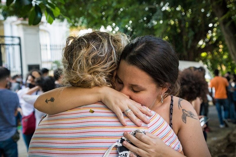 Katherine Bisquet abraza a Martha Luisa Hernández Cadenas / Foto: Evelyn Sosa