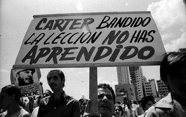 Ante la Oficina de Intereses de Estados Unidos en La Habana (Cuba), 1980/ Foto: EFE/ José A. Figueroa
