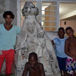 La-Caridad-nos-une-2013-de-la-Serie-con-todos-y-para-el-bien-de-unos-cuantos.Proceso-de-construccion-del-icono-con-los-niños-del-barrio