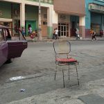 Cincuenta y ocho sillas