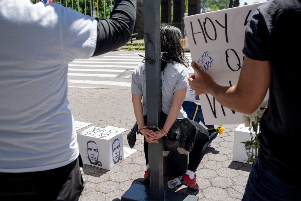 Cubanos protestan ante la sede de Naciones Unidas, Nueva York. Fotografía: Javier Caso.