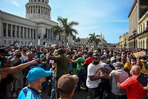 Manifestantes frente al edificio del Capitolio en La Habana