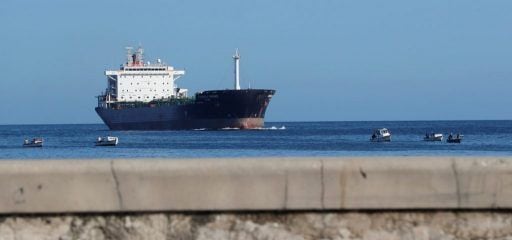 Barco petrolero en aguas de La Habana / Foto EFE