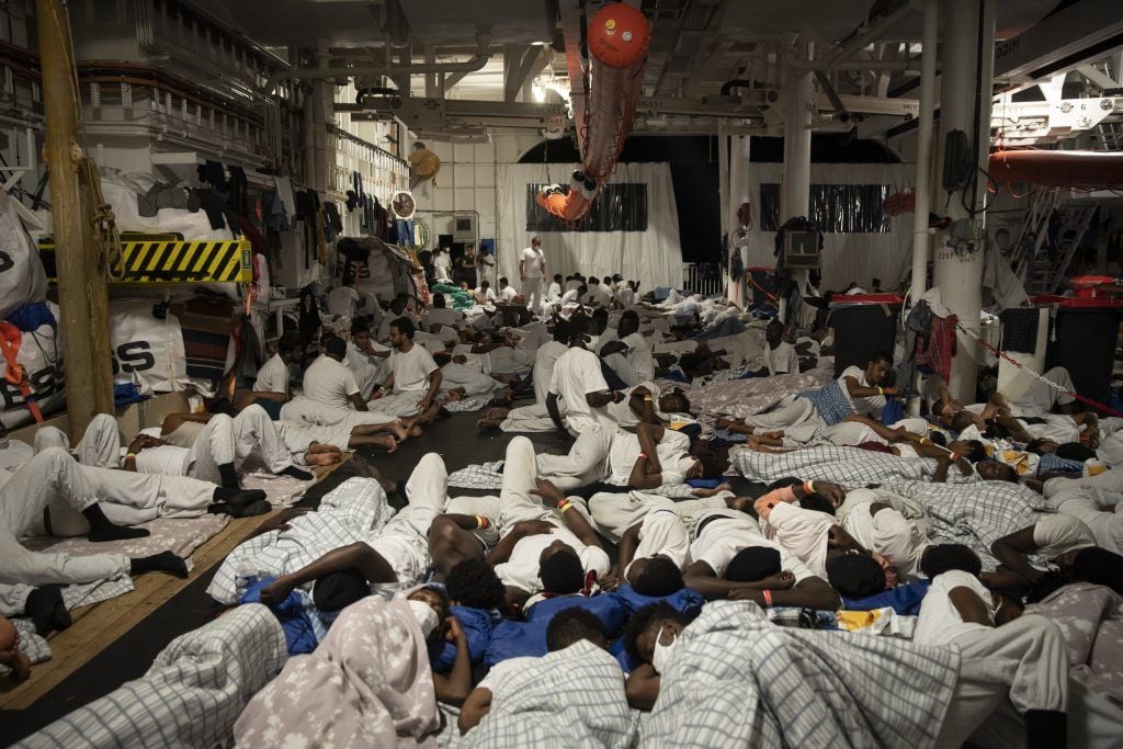 Migrantes rescatados frente a las costas de Libia duermen a bordo del Geo Barents, un barco de rescate operado por Médicos Sin Fronteras. 14 de junio de 2021. / Foto: Ed Ou/The Outlaw Ocean Project
