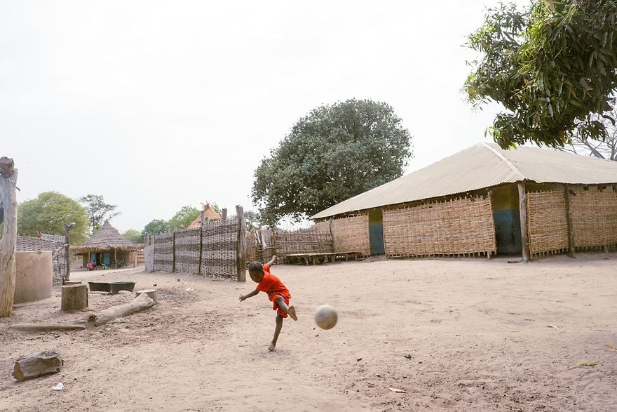 Boubacar, hijo de Aliou Candé, en la casa familiar en Guinea Bissau. 26 de mayo de 2021. / Foto: Ricci Shryock/The Outlaw Ocean Project