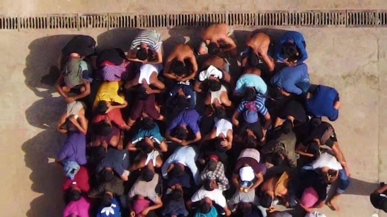 Migrantes detenidos en Al Mabani, Libia. / Imagen: Vista de dron. YouTube/The Outlaw Ocean Project