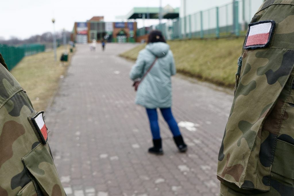 Ucraniana, ya del lado polaco de la frontera, espera a sus familiares que están a punto de terminar sus trámites para cruzar. Medyka, Polonia, 9 de marzo de 2022 / Foto: Alejandro Taquechel