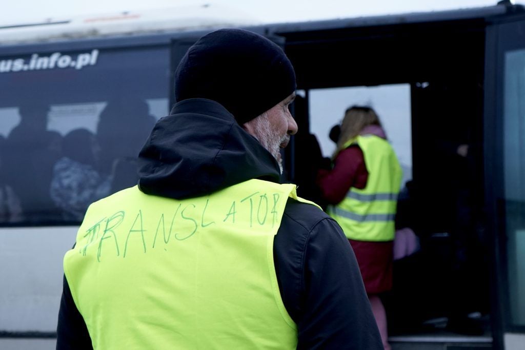 Voluntario-traductor; también ayuda a bajar de los autobuses y carga equipajes. Przemyśl, Polonia, 9 de marzo de 2022 / Fotos: Alejandro Taquechel