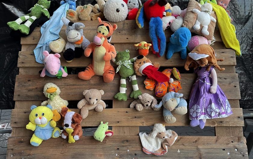 Pallets de madera donde se colocan juguetes para los niños refugiados que llegan a Przemyśl, Polonia. / Foto: Alejandro Taquechel