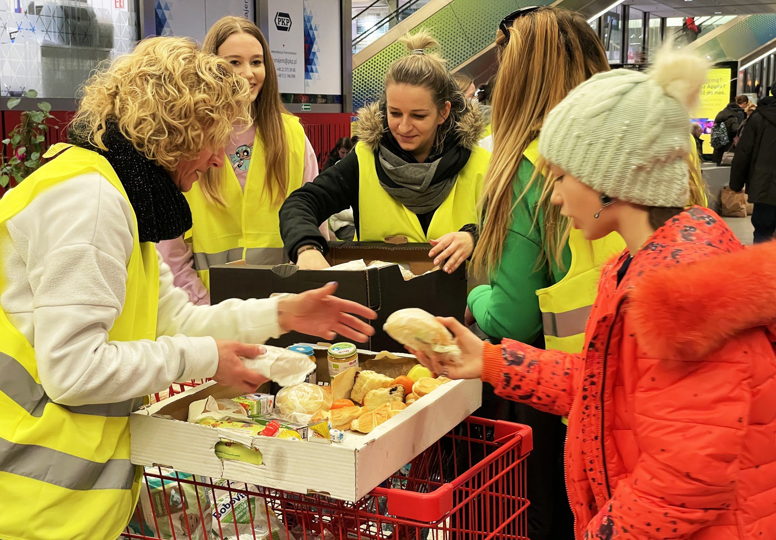 Voluntarios ofrecen comida en la estación de Cracovia a los refugiados de paso hacia otras ciudades. / Foto: Alejandro Taquechel