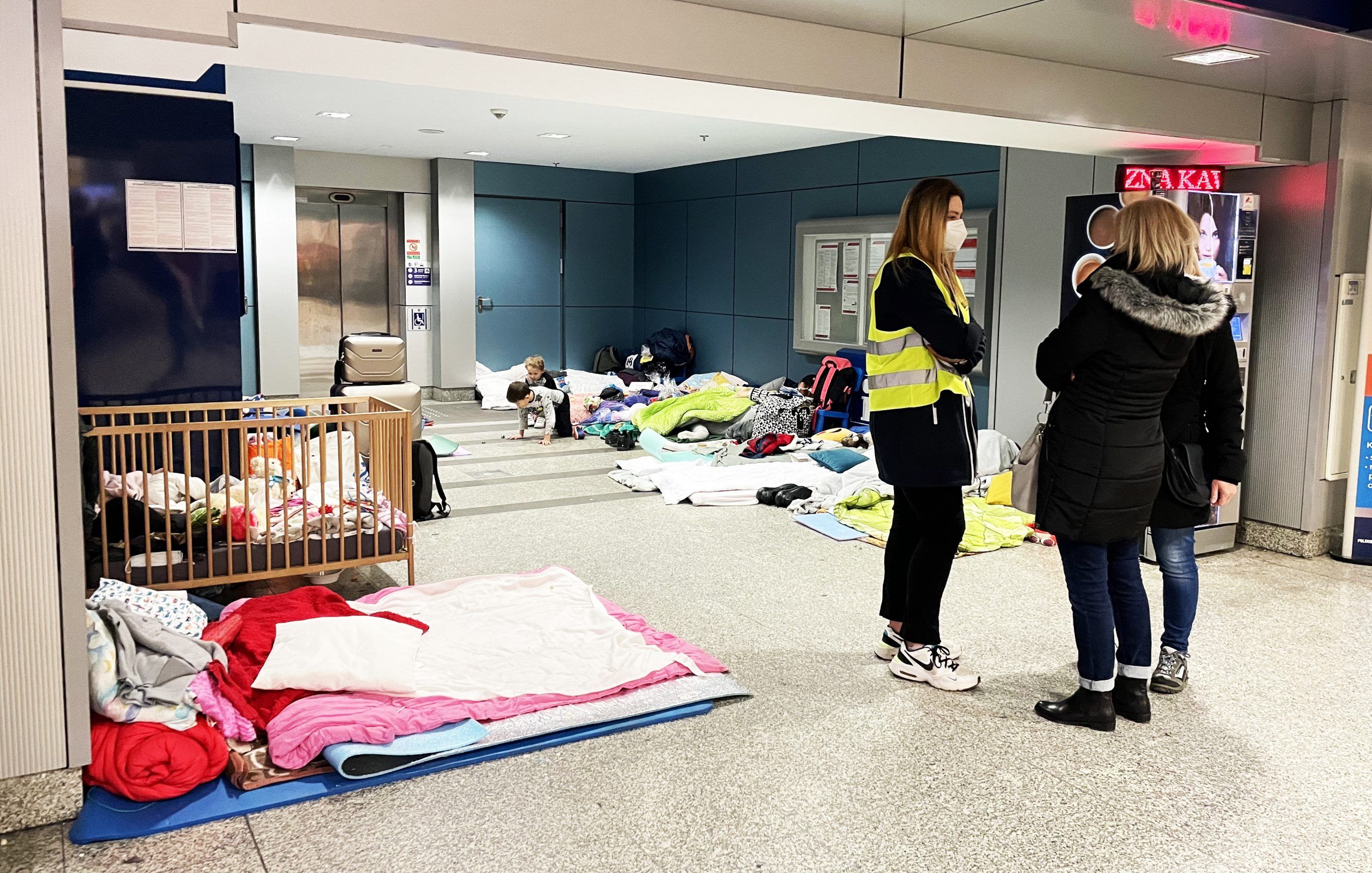 Pequeños campamentos improvisados en la estación de Cracovia. Los refugiados descansan mientras esperan el transporte hacia las respectivas ciudades adoptivas. / Foto: Alejandro Taquechel