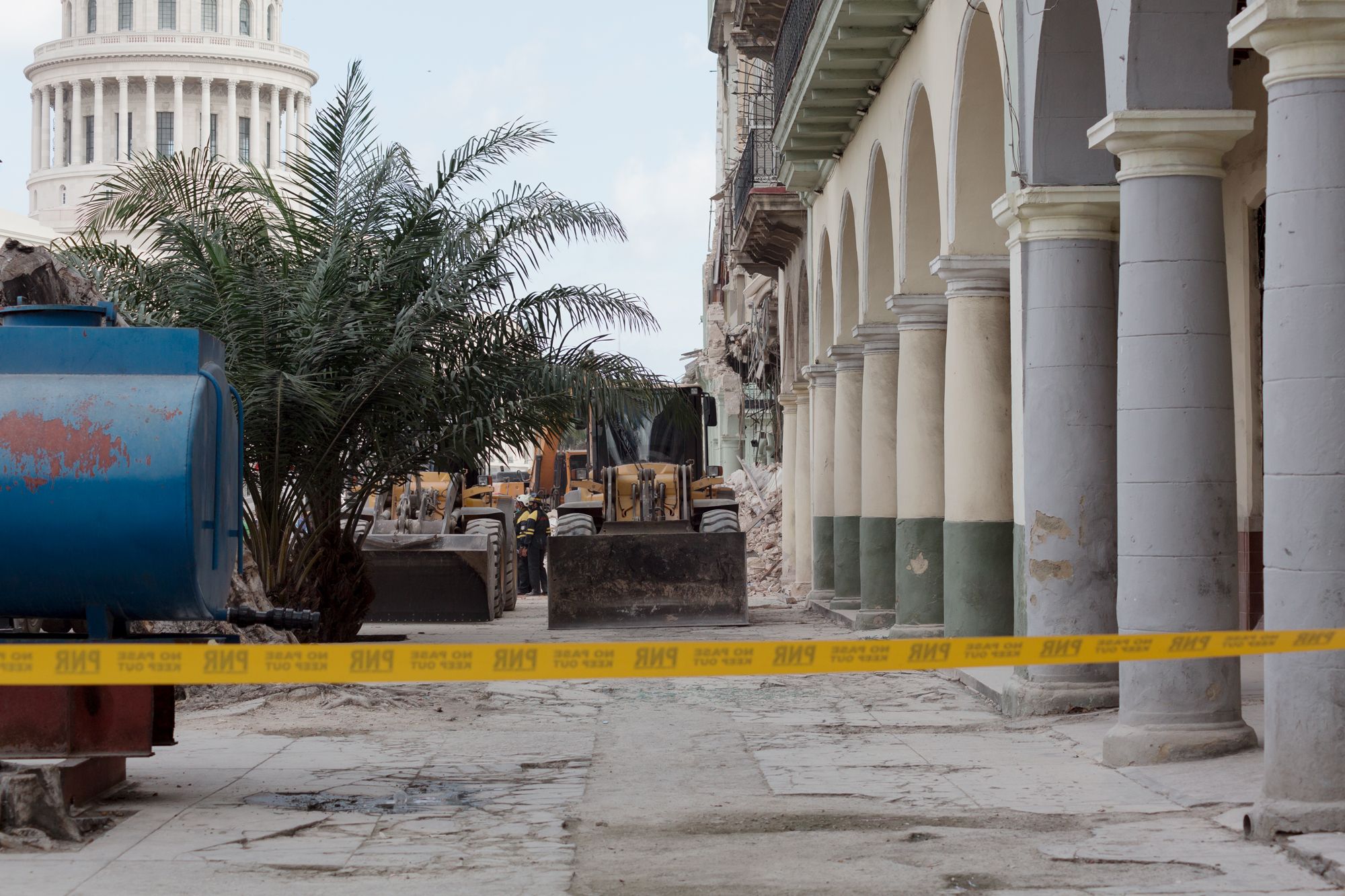 Maquinaria para retirar los escombros tras la explosión en el hotel Saratoga, La Habana, 7 de mayo de 2022 / Foto: El Estornudo