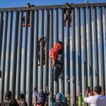 migrantes-cruzando-la-frontera-EFE-1