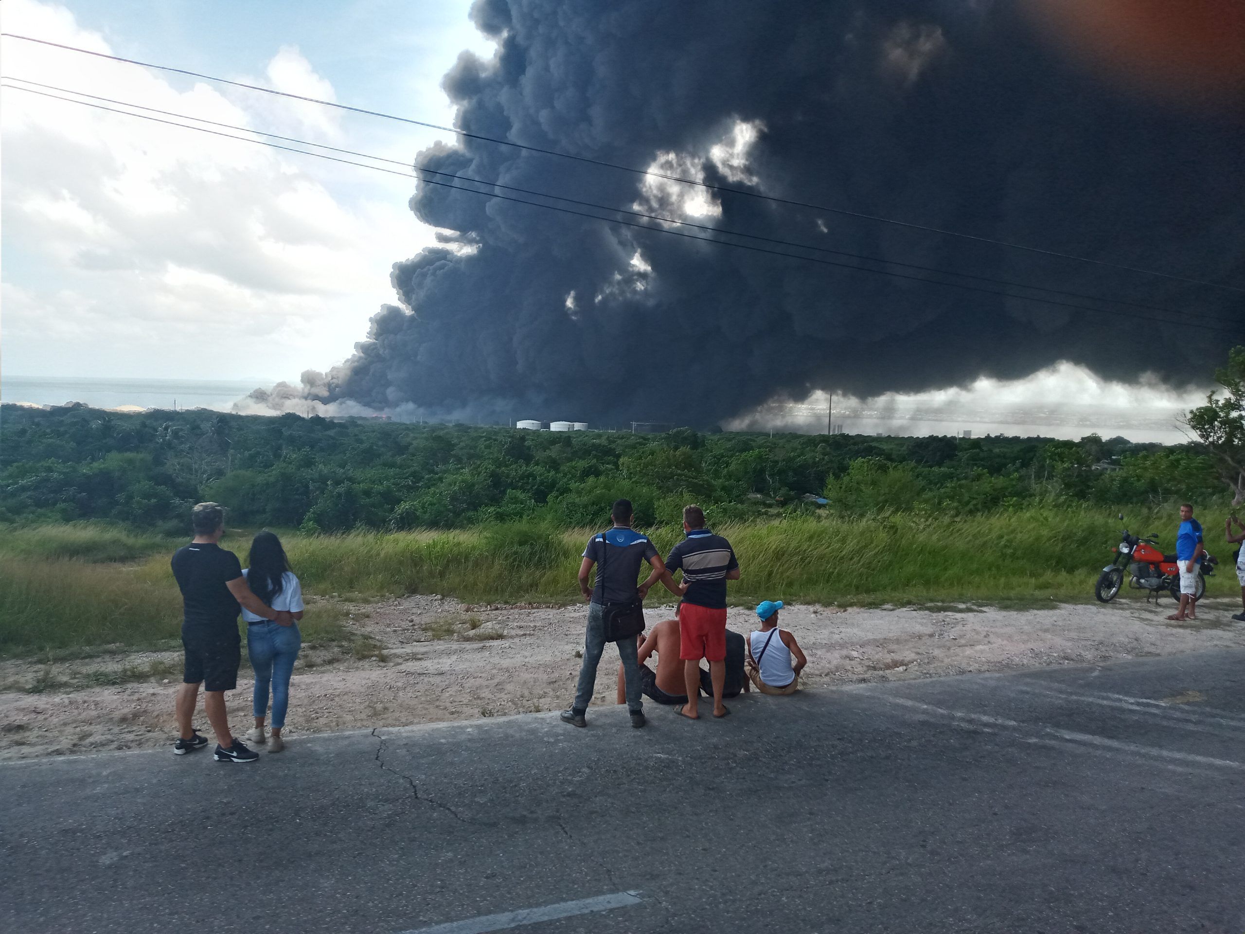 Incendio en la Base de Supertanqueros de Matanzas / Foto: Cortesía del autor