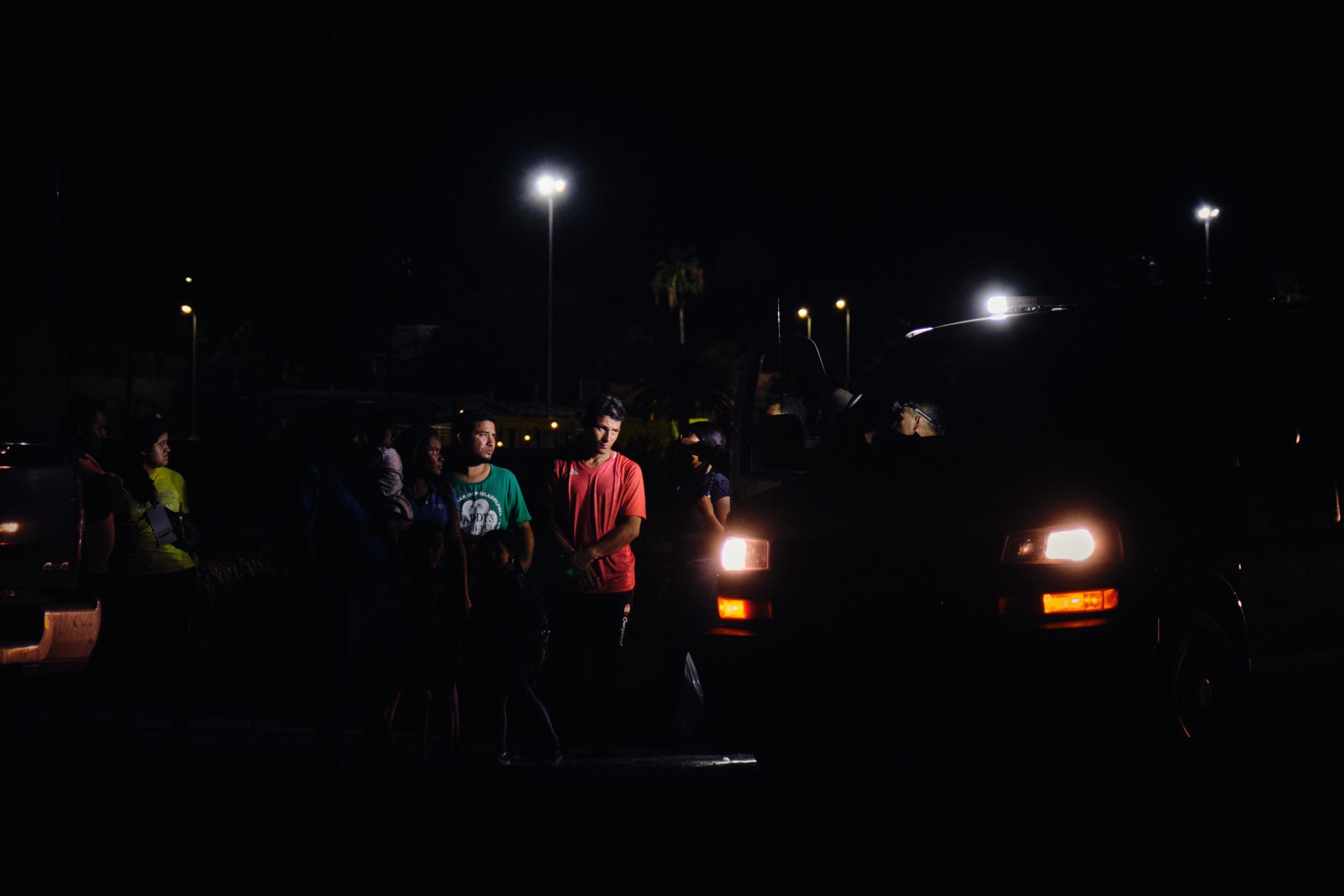 Hasta de noche llegan migrantes tras cruzar la frontera sur de Estados Unidos. / Foto: Kako Escalona