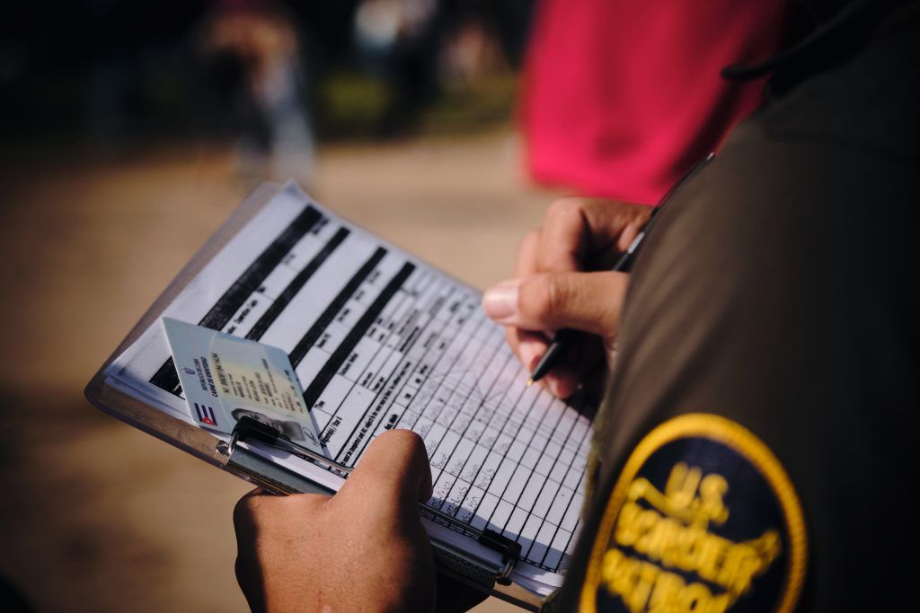 Las autoridades les piden sus documentos migratorios a los migrantes. / Foto: Kako Escalona