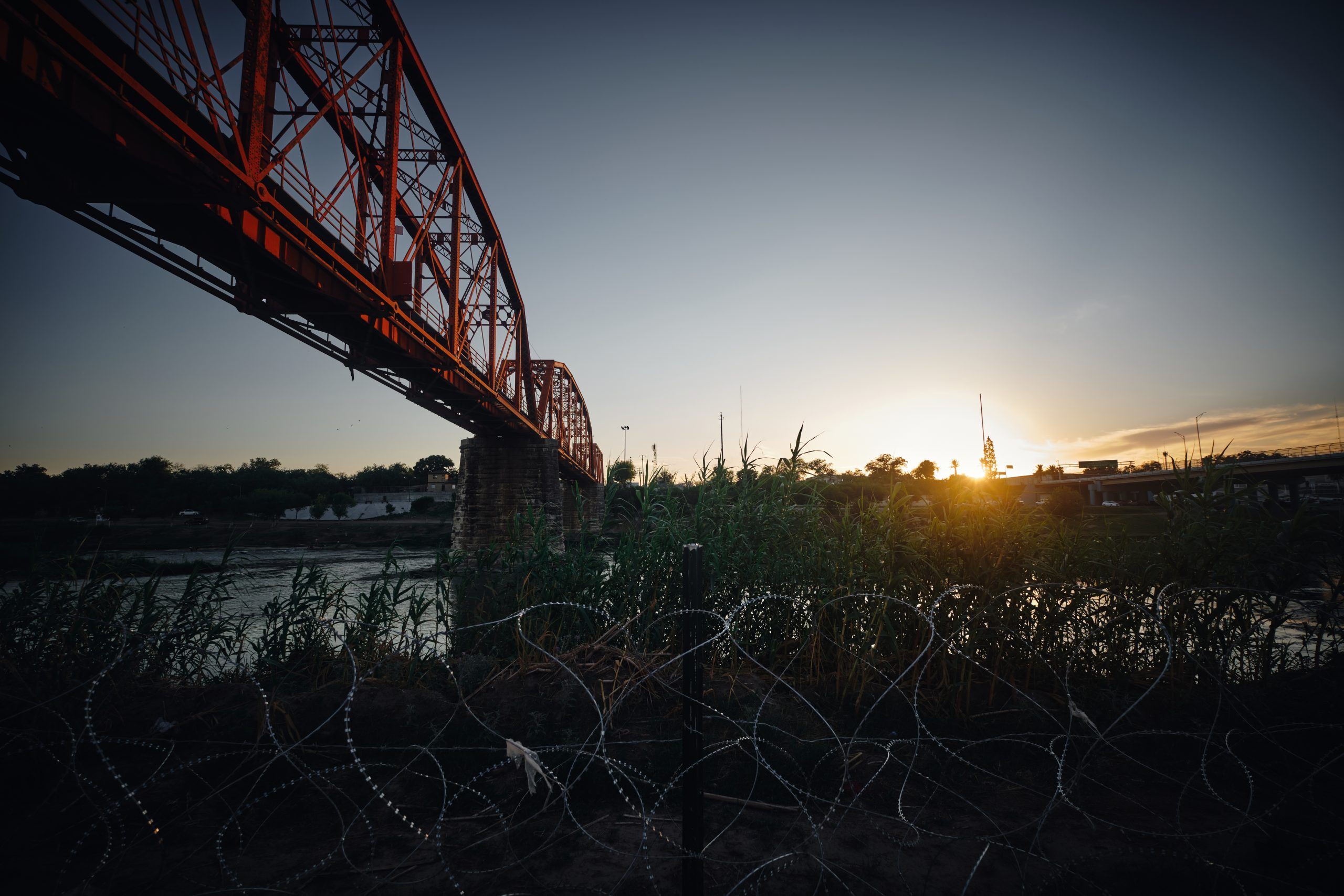 Appearance of the U.S.-Mexico border defined by the Rio Bravo, as seen from  Eagle Pass, TX - El Estornudo