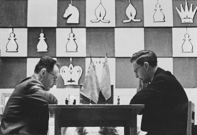 Botvinnik y Smyslov protagonizaron tres encuentros consecutivos por el campeonato mundial en 1954, 1957 y 1958. / Foto: Wikipedia