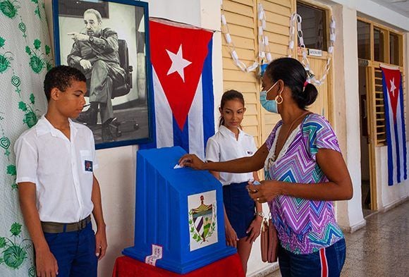Electores en Cojímar / Foto: Enrique González (Enro)/ Cubadebate