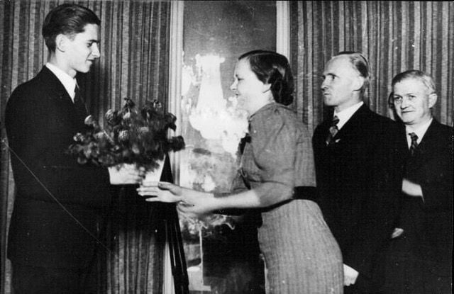 Keres recibiendo el trofeo como ganador del Torneo AVRO 1938 / Foto: Chess24