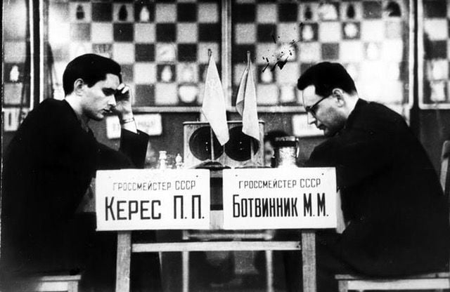 Paul Keres versus Mijaíl Botvinnik en el Match Torneo por el Campeonato Mundial de 1948. / Foto: Chess.com