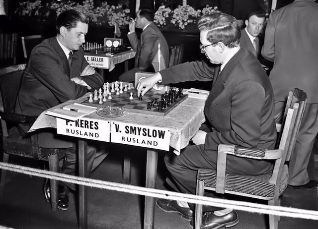 Paul Keres versus Vasily Smyslov en el Torneo de Candidatos de Ámsterdam. Foto: Twitter / Douglas Griffin