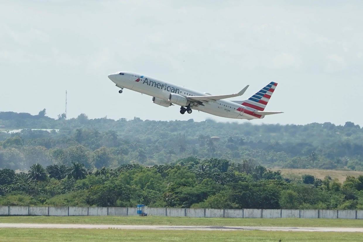 Avión de AA en el aeropuerto José Martí de La Habana / Alexandre Meneghini-Reuters