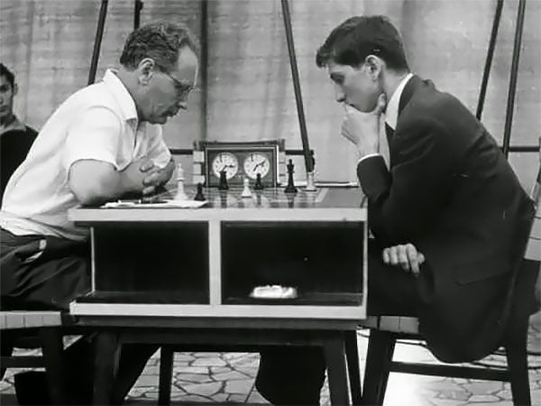 Mijaíl Botvinnik versus Robert Fischer en la olimpiada mundial de ajedrez de Varna, 1962. / Foto: Chessbase