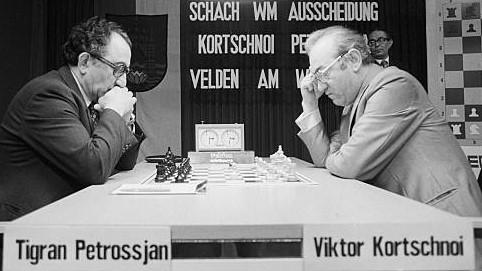 Petrosian versus Korchnói en los cuartos de final de candidatos; Italia, 1977 / Foto: iChess