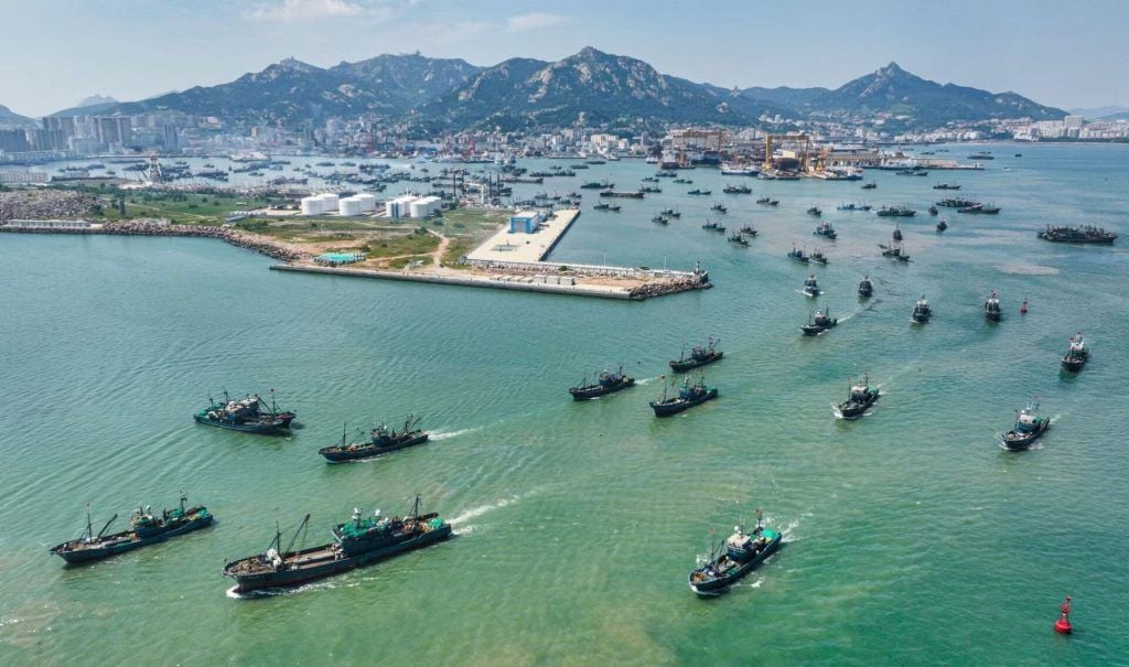 En la última semana de agosto de 2022, la temporada de pesca en China comienza con miles de barcos zarpando simultáneamente para comenzar su trabajo. / Foto: ‘Dazhong Daily’ (agosto 2022)