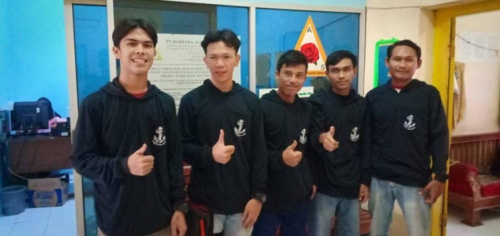 Daniel Aritonang, Hengki Anhar y otros indonesios que trabajaron en el Zhen Fa 7 fueron reclutados por una agencia de personal llamada PT Bahtera Agung Samudra. / Foto: Facebook/Ferdi Arnando (30 de agosto de 2019)