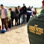 7. Agentes de la patrulla fronteriza registrando la llegada de cuabnos por frontera. Foto USBP